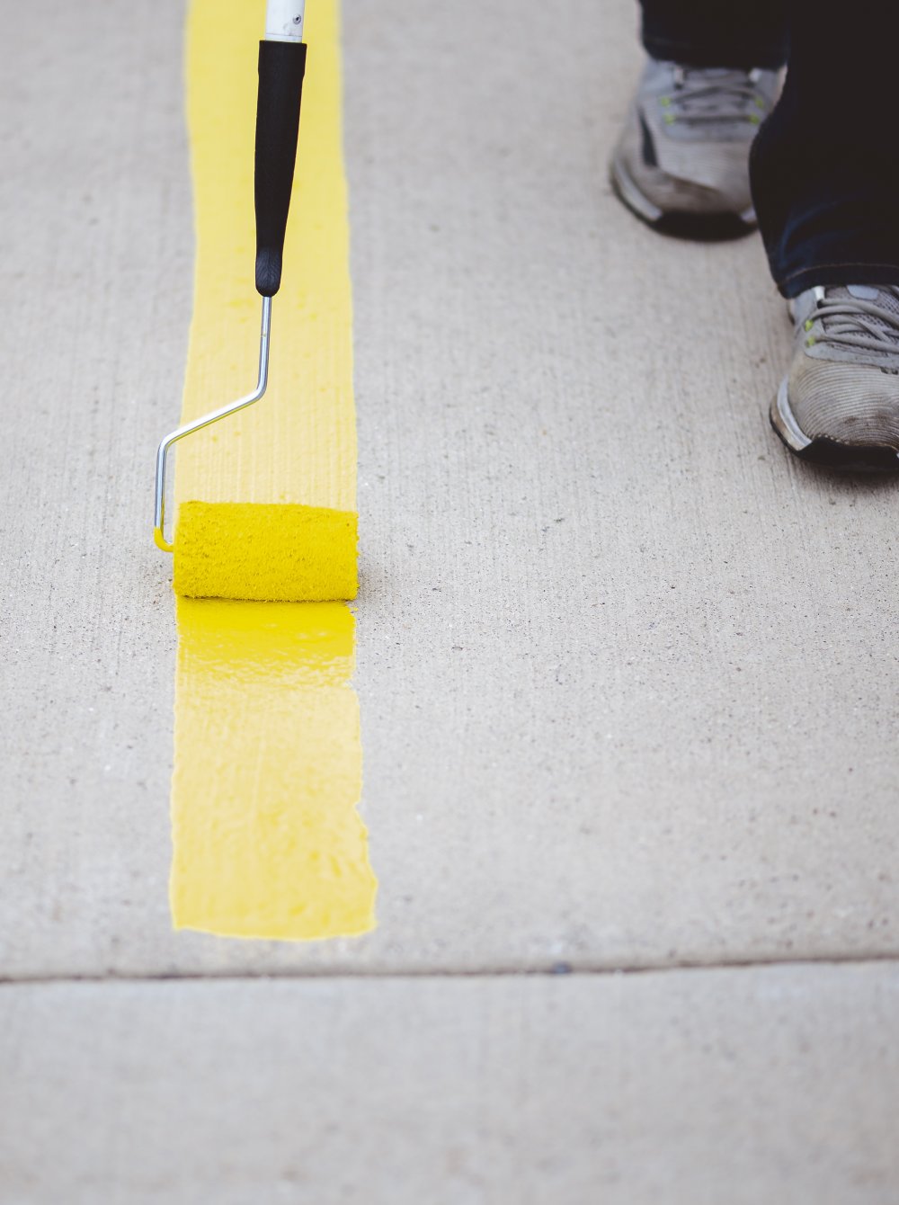 Pintura epóxica, puertas y demarcación de parqueaderos con acabados duraderos
